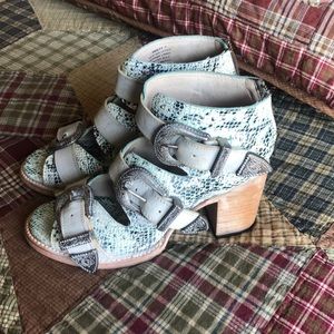 Freebird Violet sandals